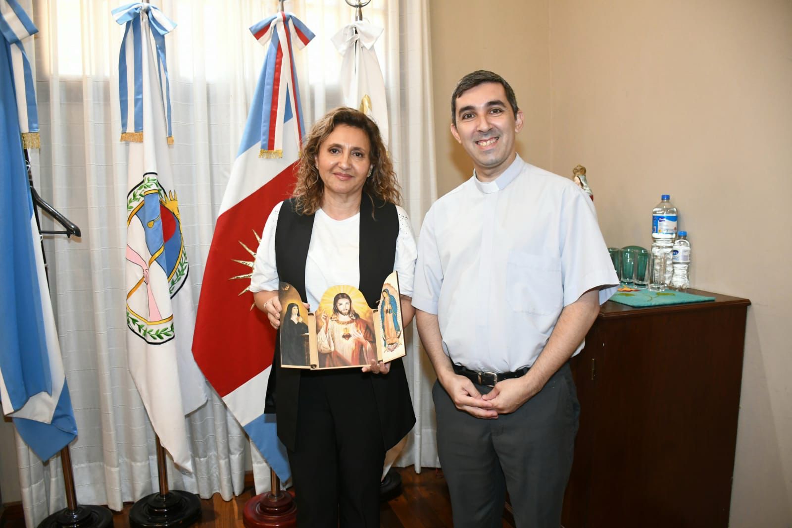 La Intendente Fuentes recibió en el Salón de Acuerdos al Párroco de la Iglesia Sagrado Corazón de Jesús