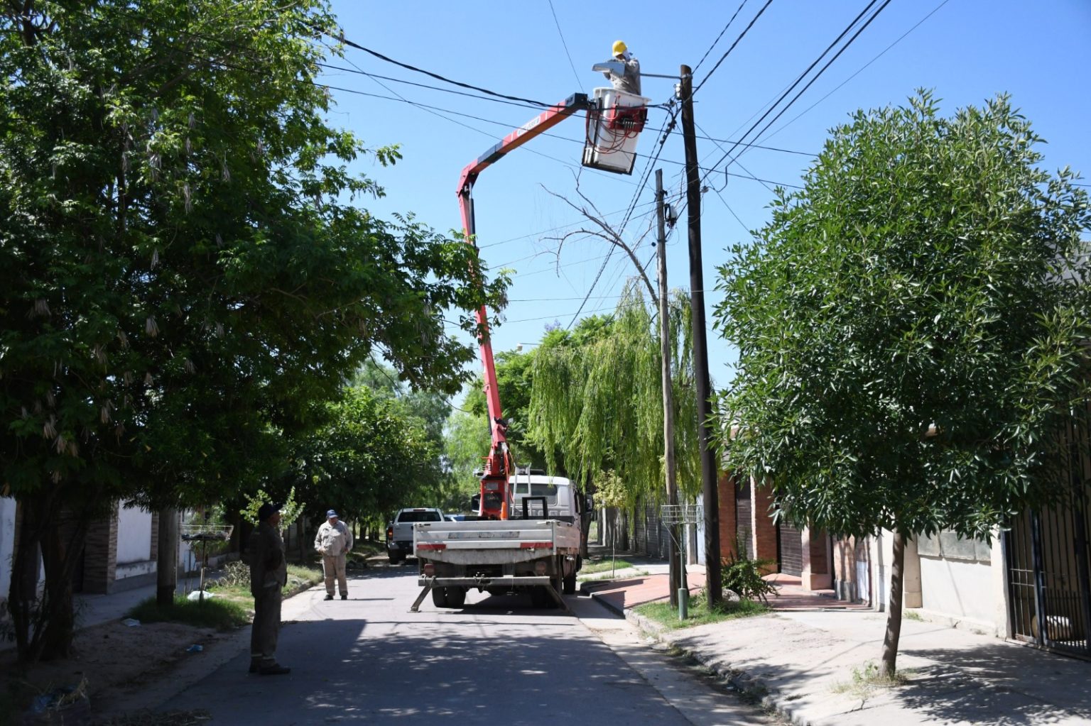 Electricidad municipal realizó trabajos de mantenimiento del alumbrado en los barrios Siglo XX, Huaico Hondo y Borges