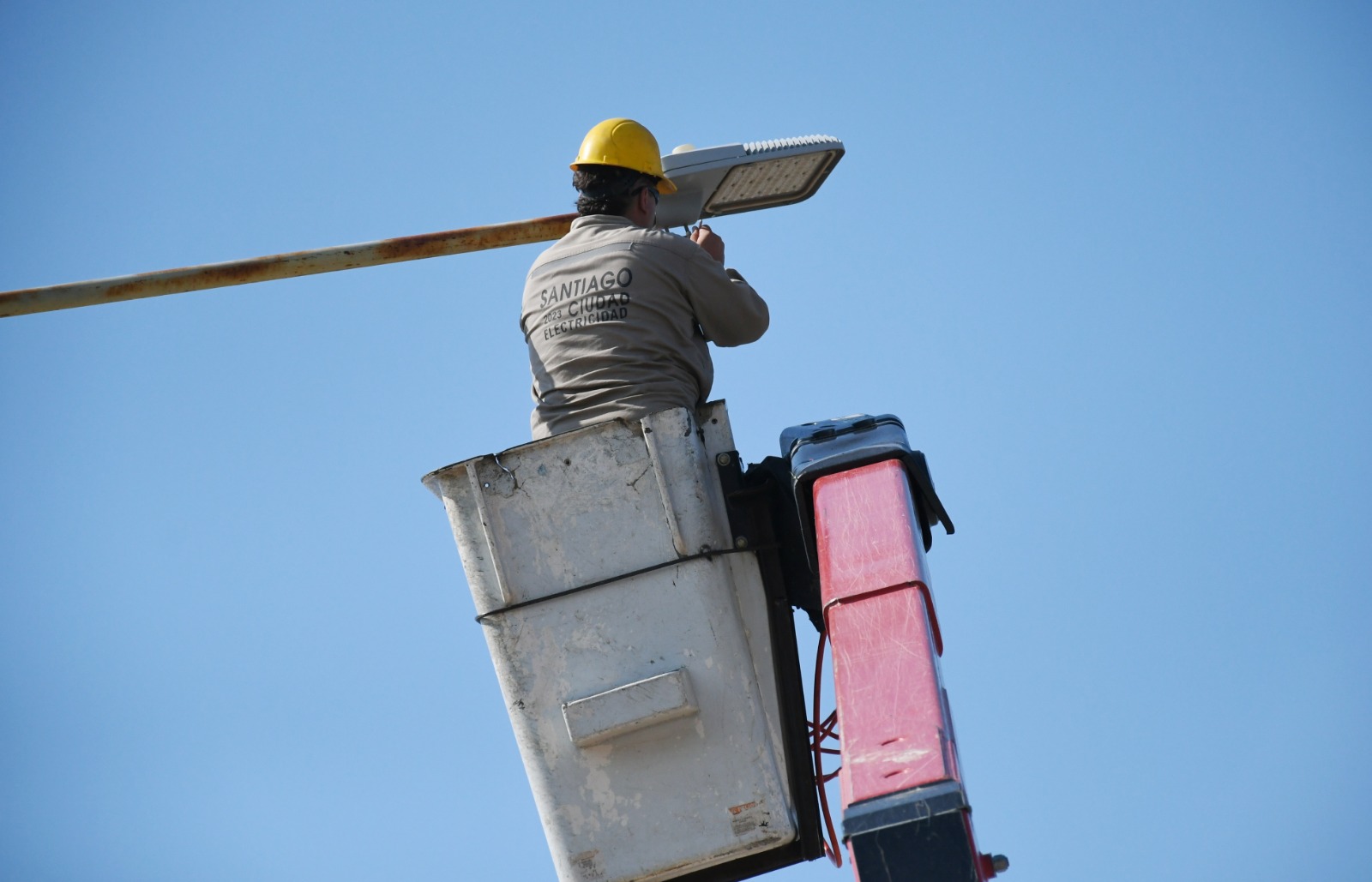 La Municipalidad trabajó con su plan de reconversión lumínica a LED instalando más de 250 puntos luz en distintas calles de barrios