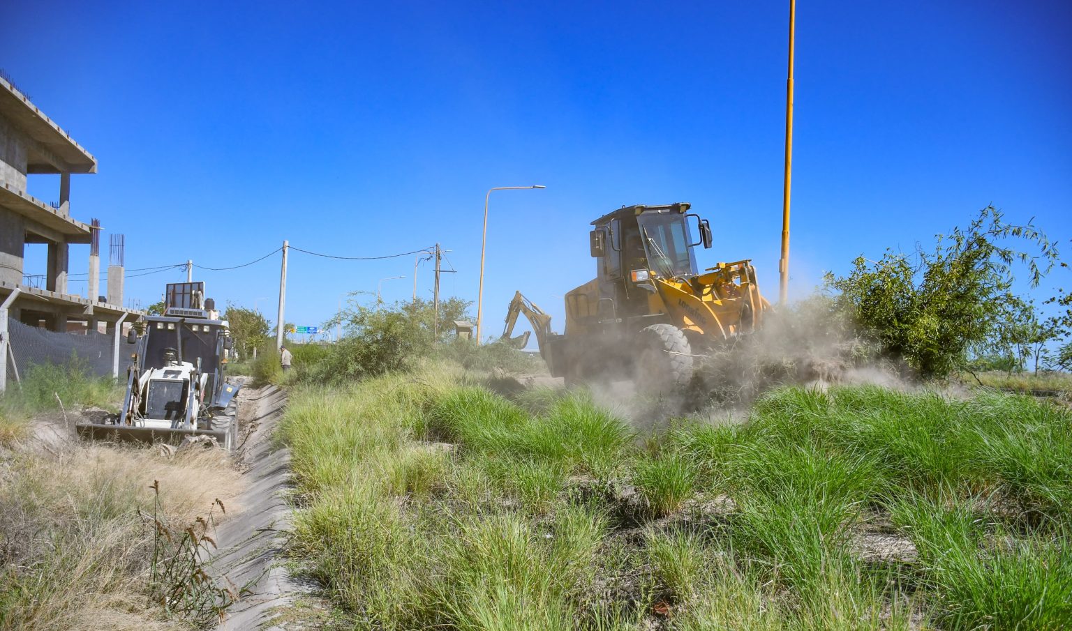 Obras Públicas de la Municipalidad trabaja en la limpieza del desagüe del barrio Independencia