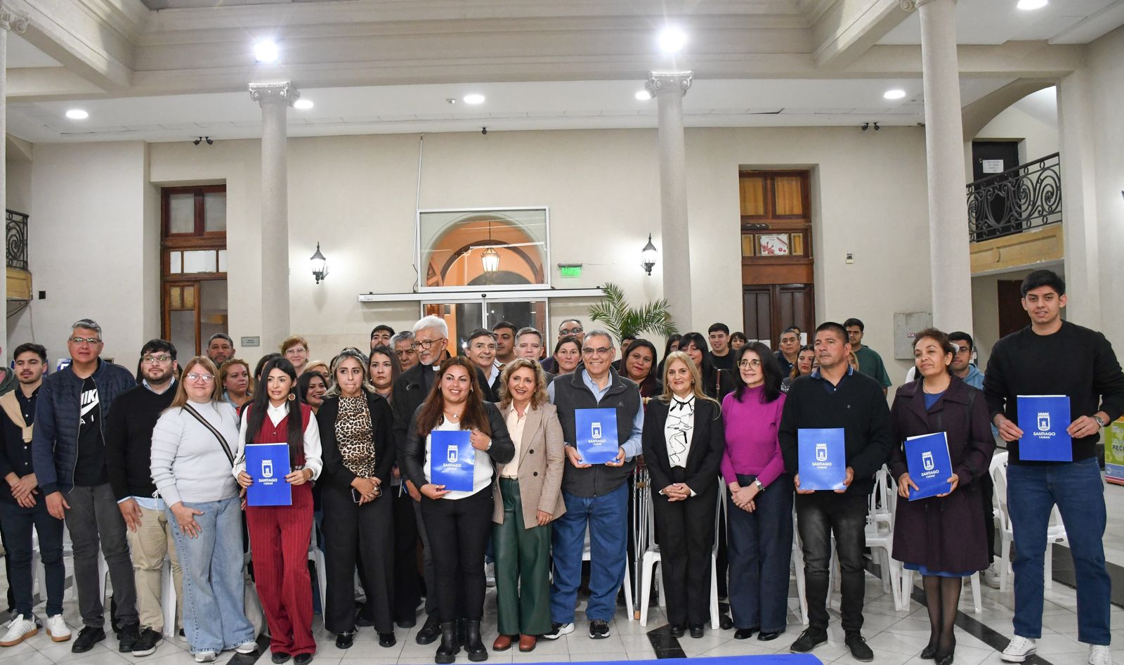 La Intendente Fuentes entregó personerías jurídicas a asociaciones civiles de la ciudad