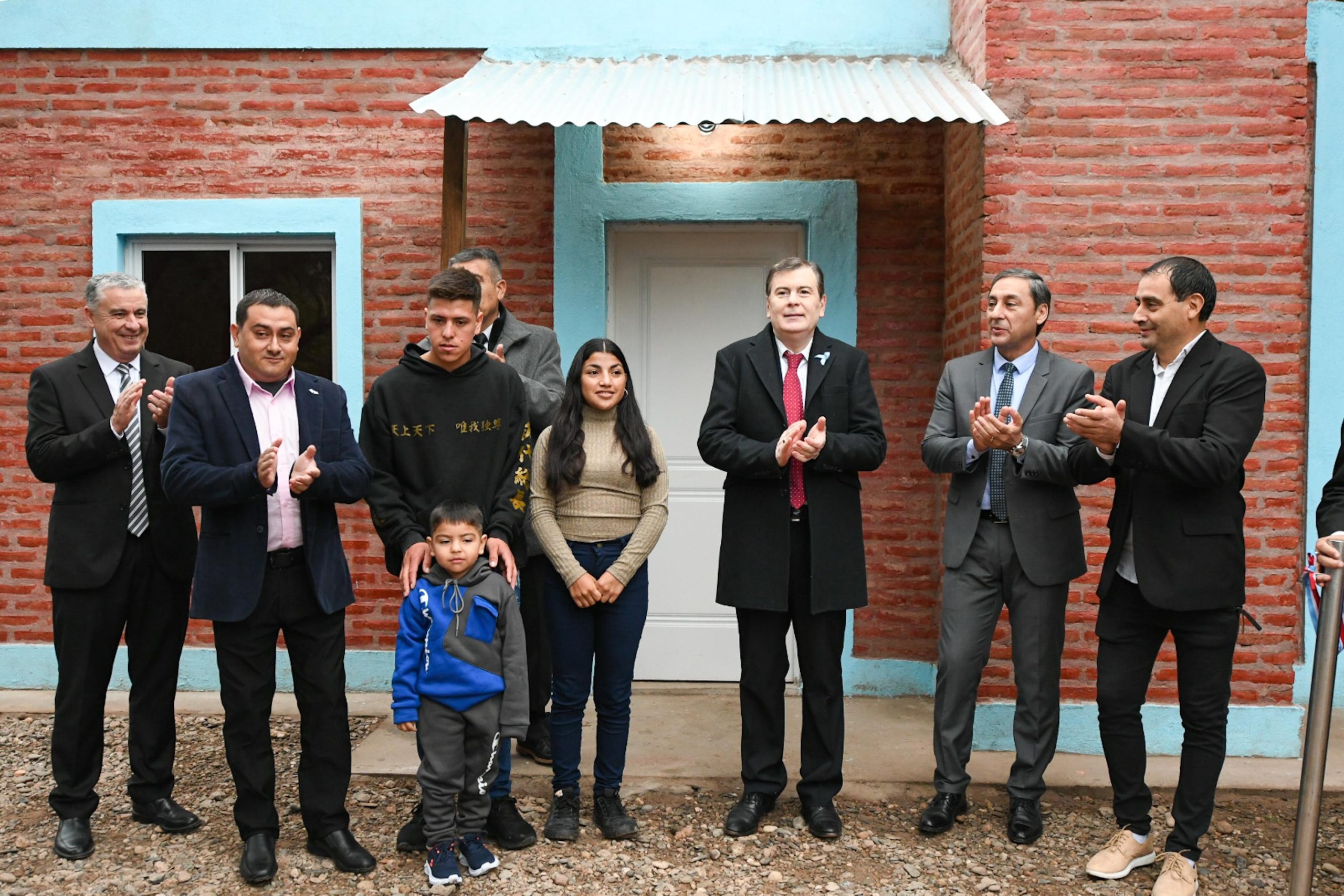 El Gobernador Zamora entregó vivendas sociales a familias de El Aibe y La Aurora