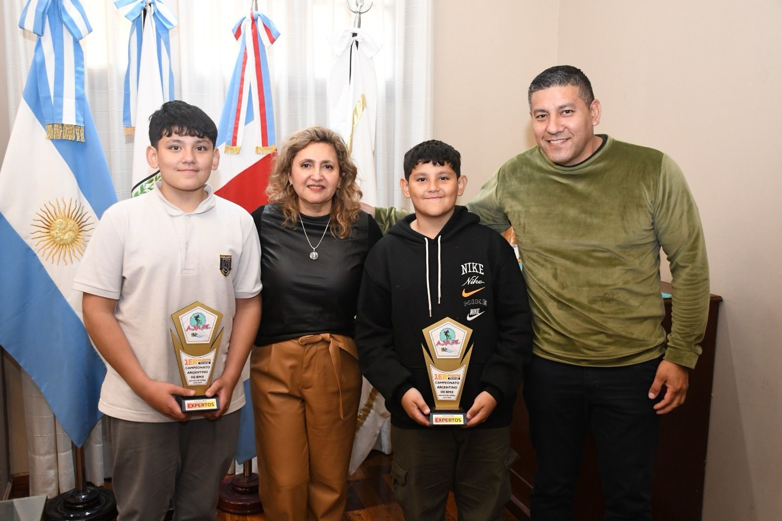La Intendente Fuentes recibió a los ganadores de la tercera fecha del Argentino de Bmx los hermanos Luna