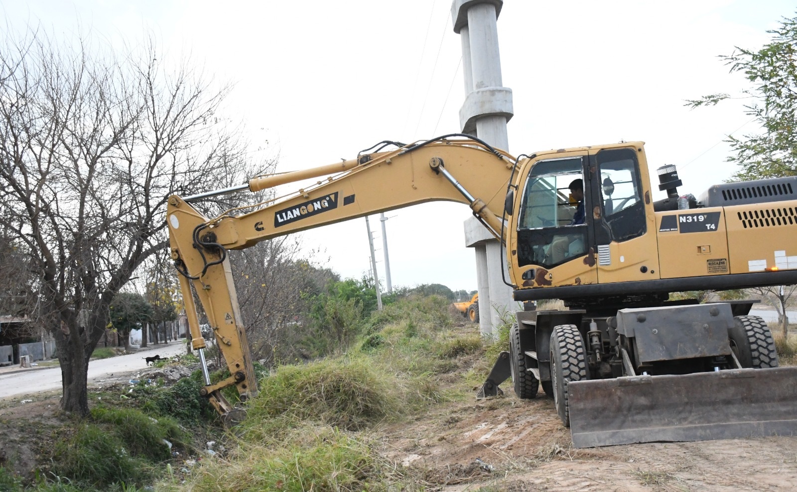 Realizan trabajos de limpieza del desagüe de la calle Antonio Medicci del barrio Ejército Argentino