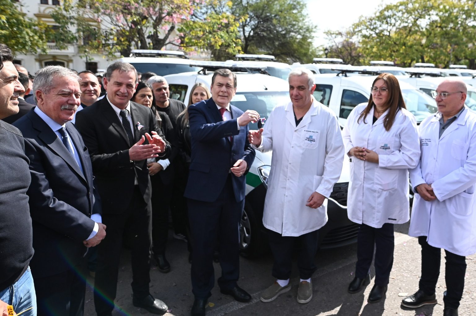 El Gobernador Zamora entregó 90 ambulancias al Ministerio de Salud