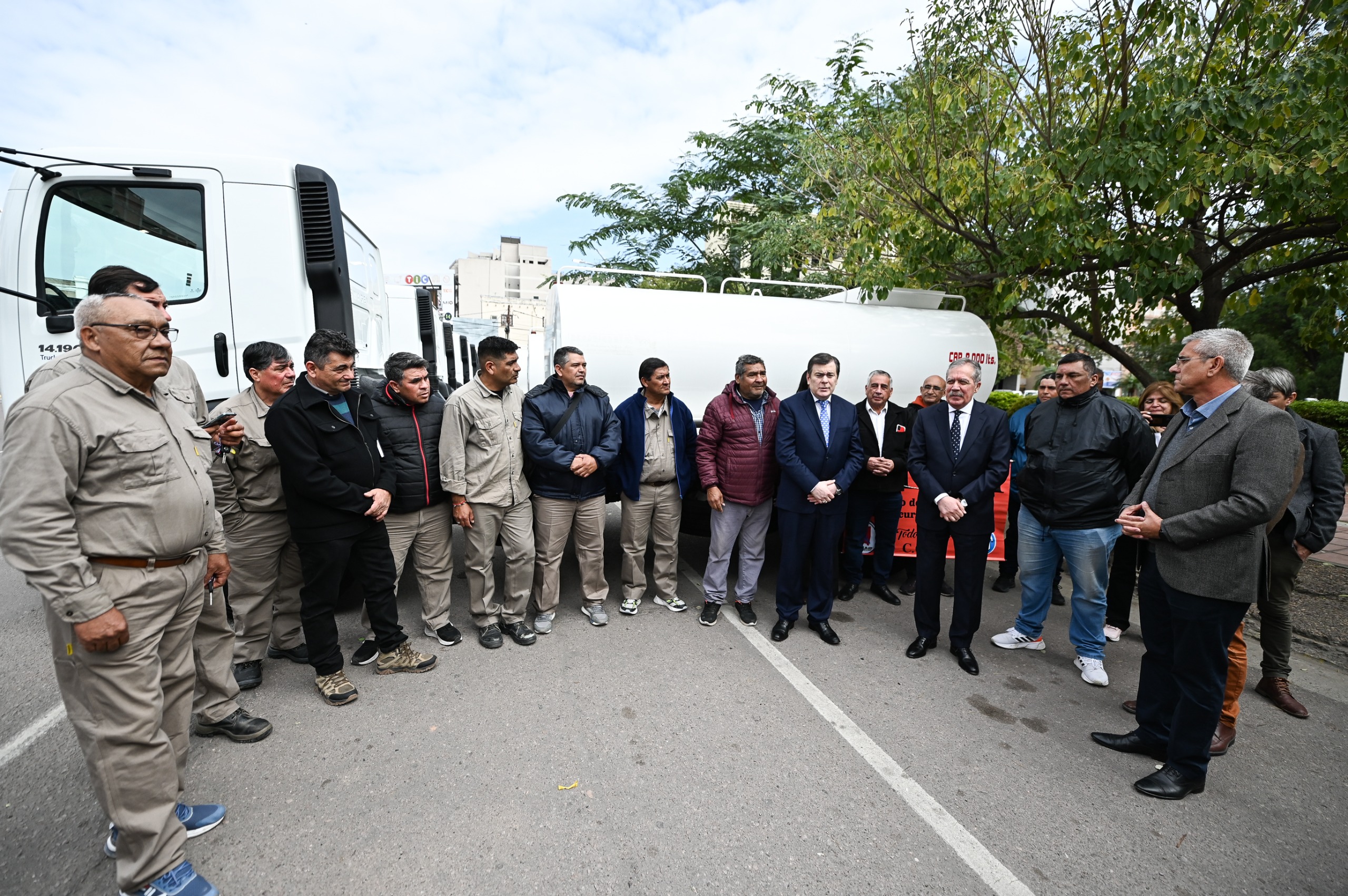 El Gobernador Gerardo Zamora entregó 15 camiones tanque a Recurso Hídricos