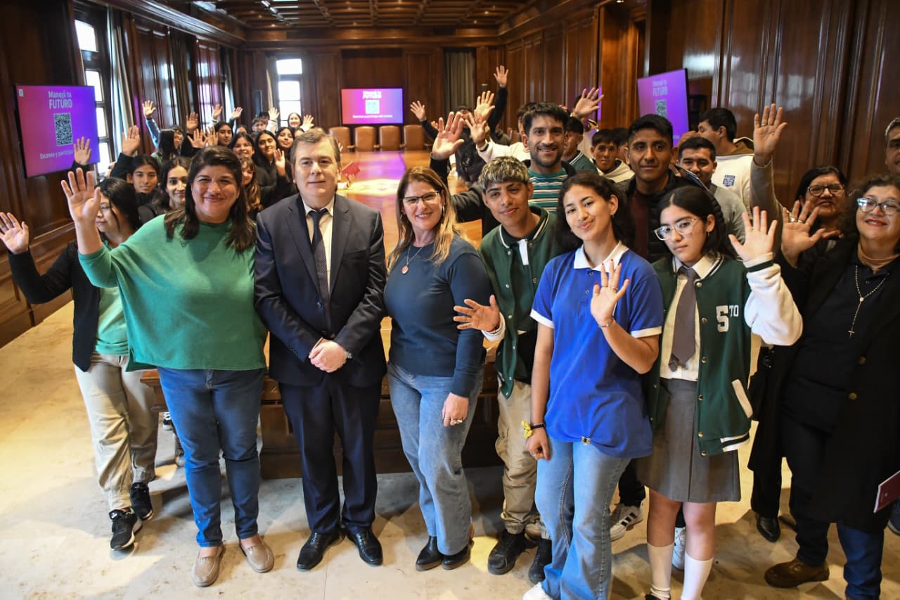 Alumnos de los Departamentos Figueroa y Alberdi visitaron Casa de Gobierno