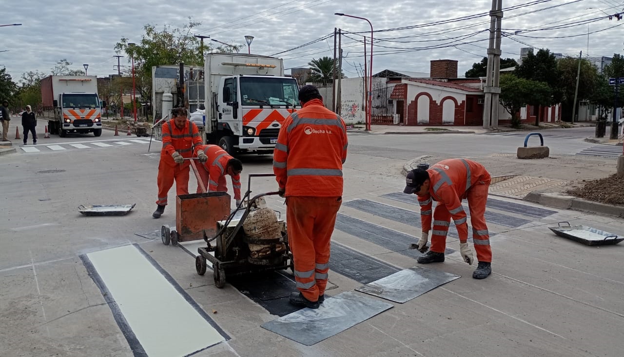 La Municipalidad realiza el trabajo de demarcación de sendas peatonales en el nuevo pavimento de la avenida Colón
