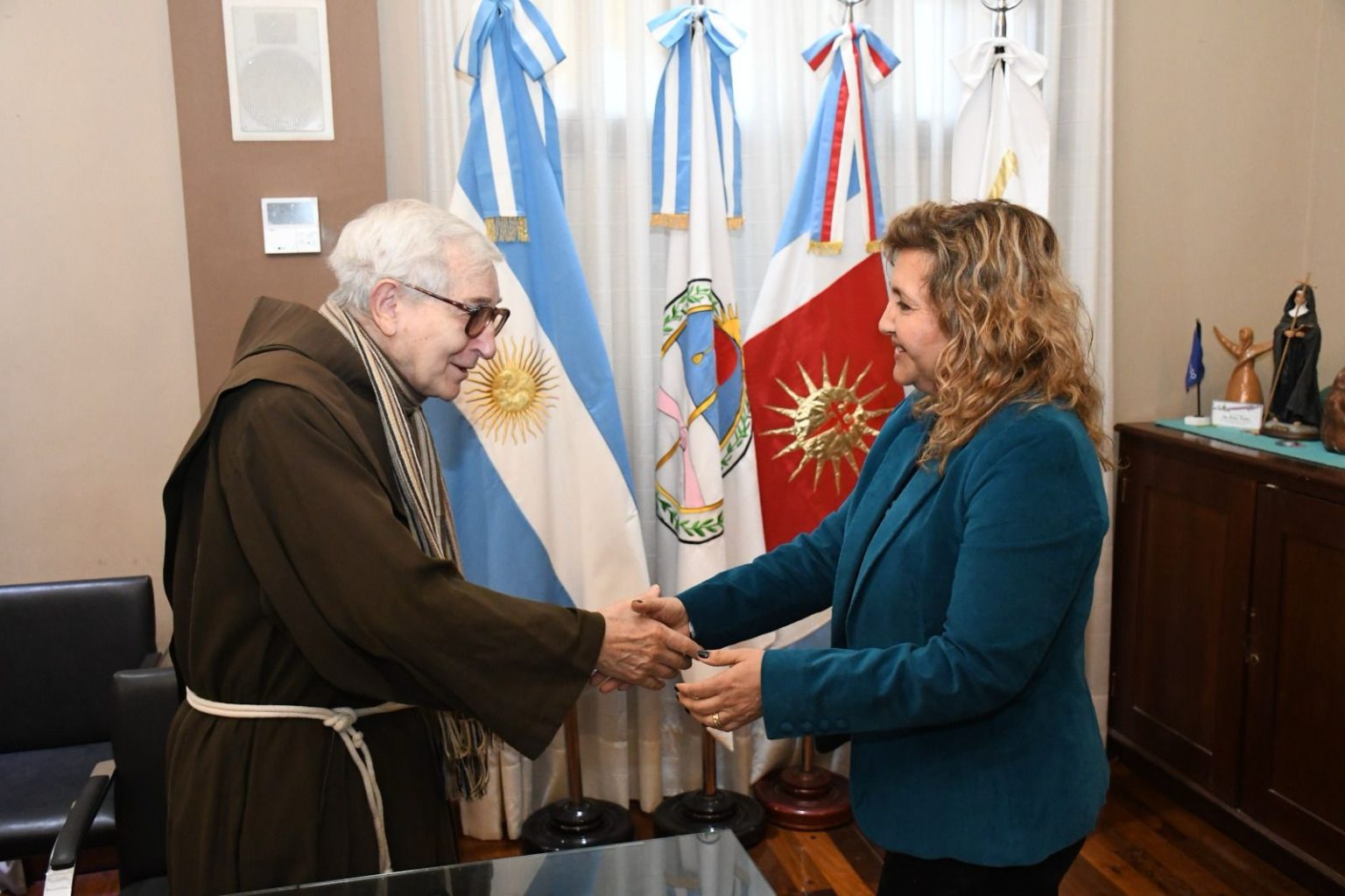 La Intendente Fuentes recibió en el salón de acuerdos al Fray Eduardo Zatti