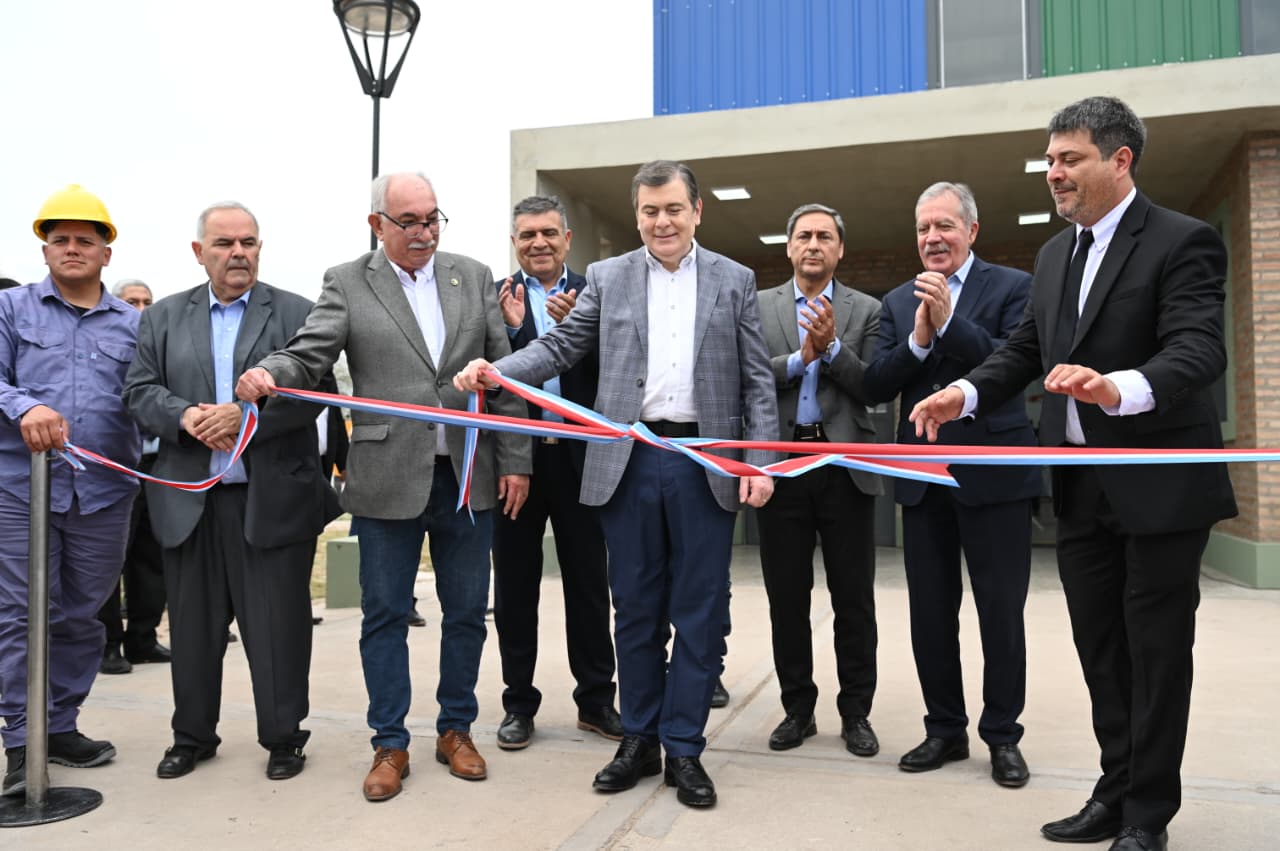 El Gobernador Zamora inauguró un moderno polideportivo y entregó viviendas sociales en la ciudad de Suncho Corral
