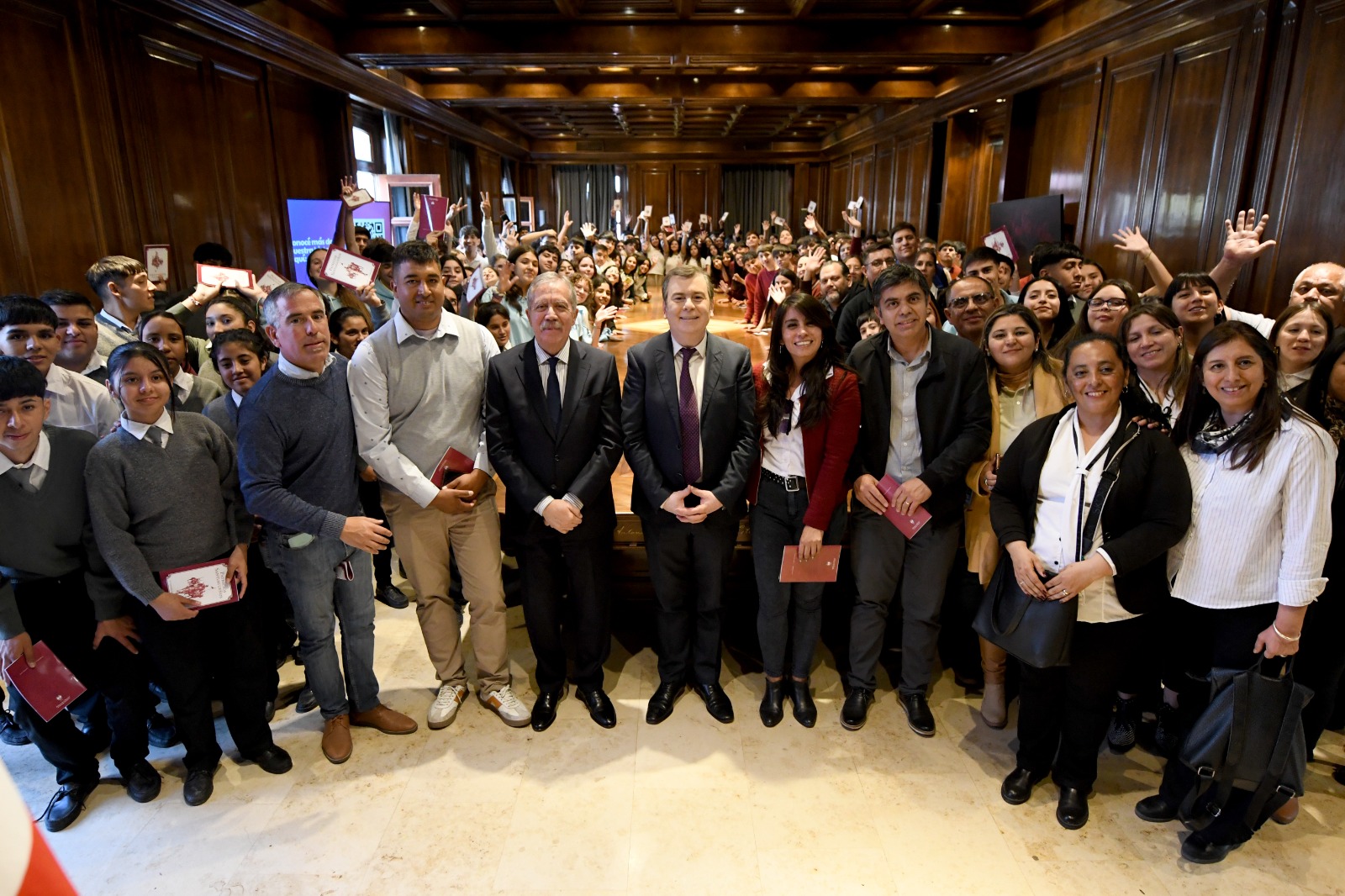 El Gobernador Zamora y el Jefe de Gabinete recibieron a estudiantes de nueve Departamentos