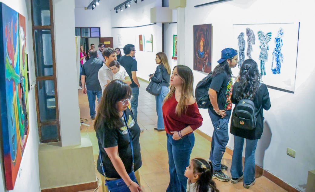 Cultura de la Capital y la Agrupación de artistas Ñam entregaron las obras de arte sorteadas a los vecinos de la ciudad