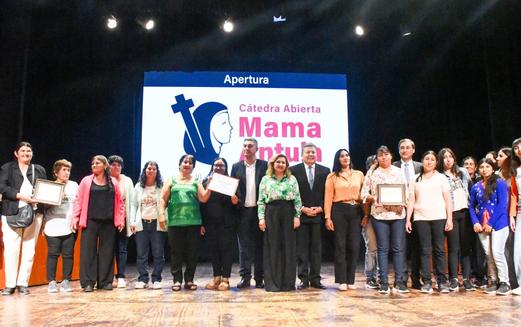 La Intendente Fuentes participó de la entronización del mural textil con la imagen de Mama Antula en el paraninfo de la Unse