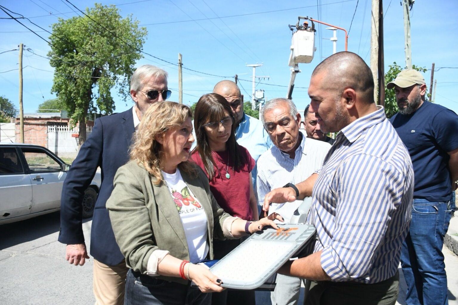 La Intendente Fuentes supervisó la obra de iluminación de las calles Islas Malvinas y Pablo VI