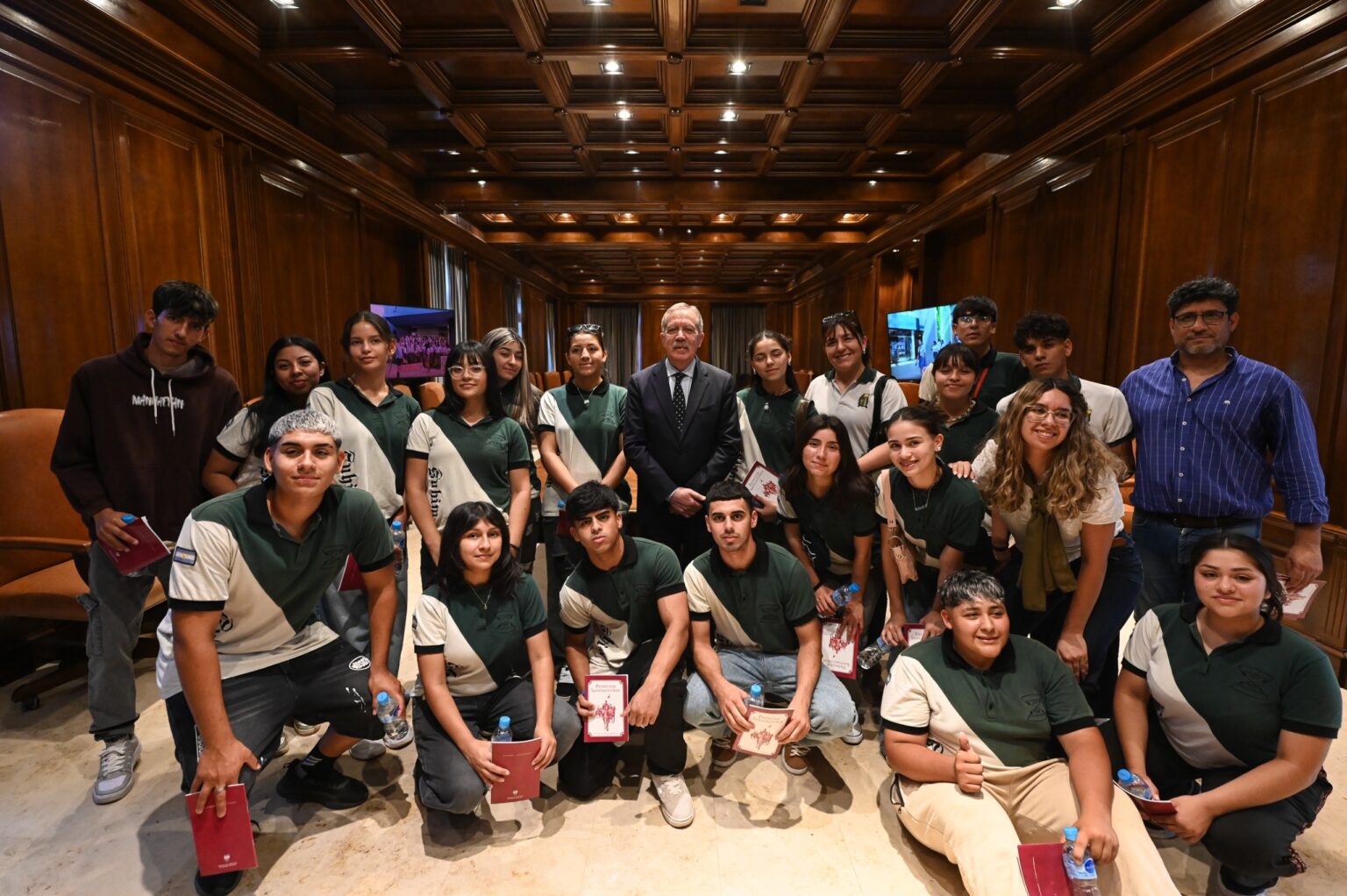 El Jefe de Gabinete recibió en Casa de Gobierno a alumnos de Las Termas de Río Hondo