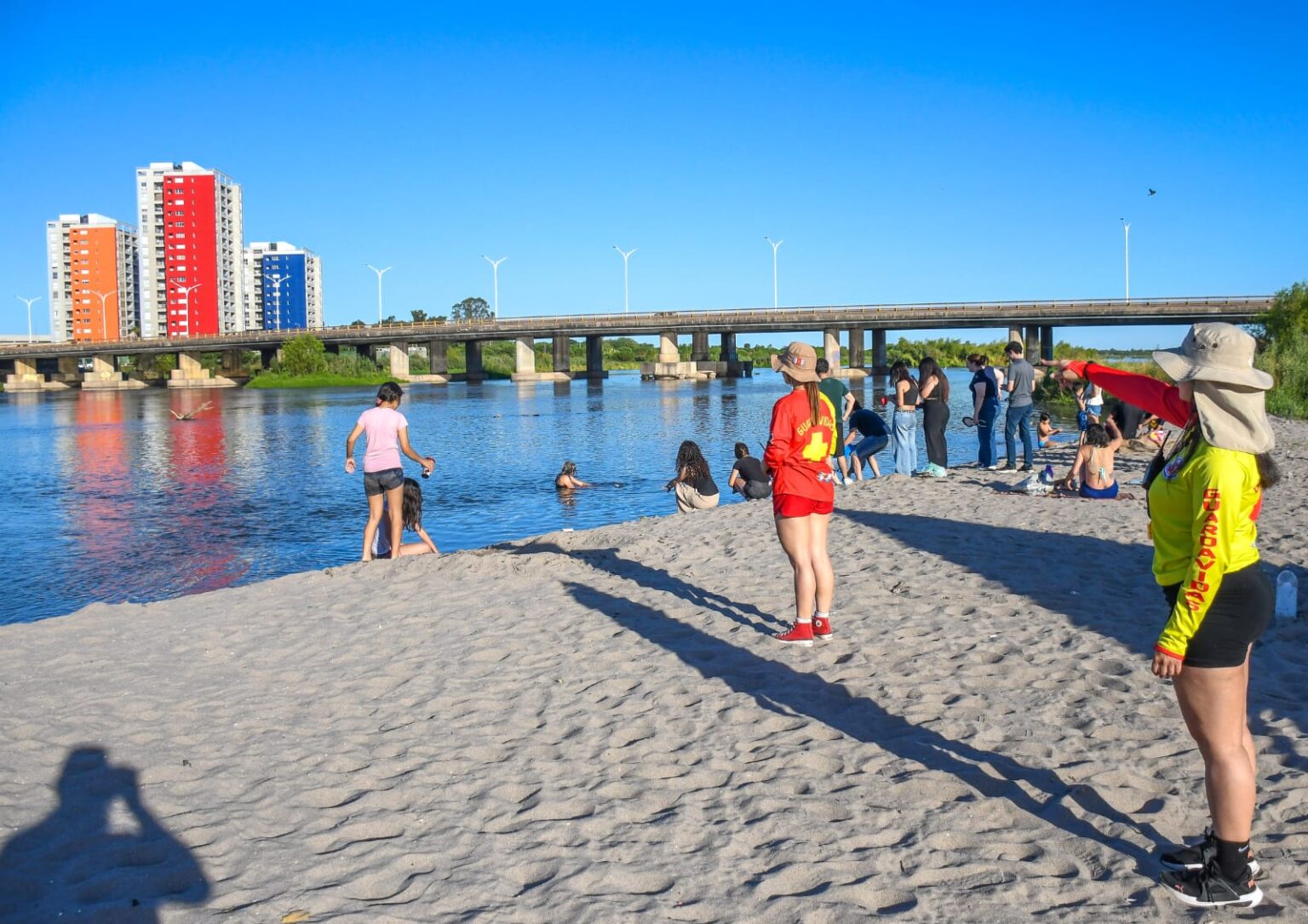 Los Guardavidas trabajan en las playas del Río Dulce y recomendaron a bañistas utilizar las zonas delimitadas
