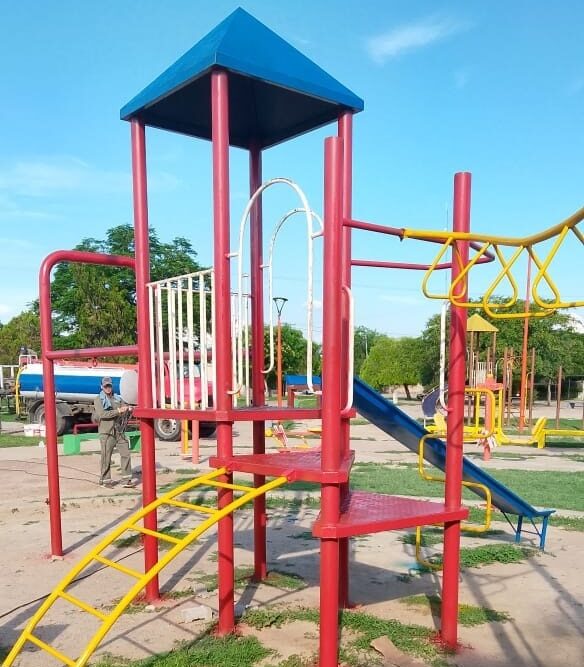 La Municipalidad de la Capital realiza el mantenimientos de la Plaza del Malambo en el B° Mariano Moreno