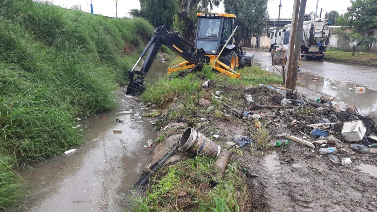 Refuerzan los trabajos de limpieza de los desagües de la ciudad Capital