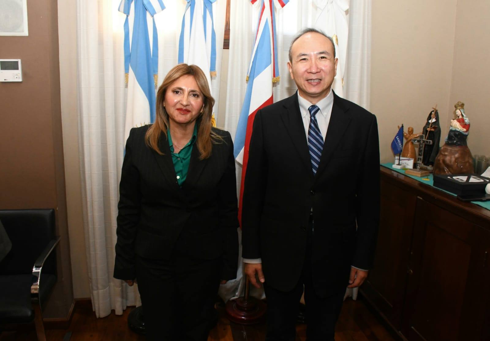 La Intendente Fuentes recibió en el salón de acuerdos al Embajador de la República Popular China