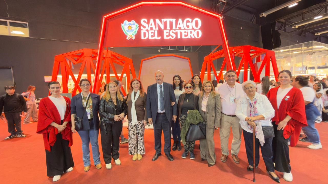 La intendente de la Capital visitó el stand de Santiago del Estero en la Feria Internacional del Libro