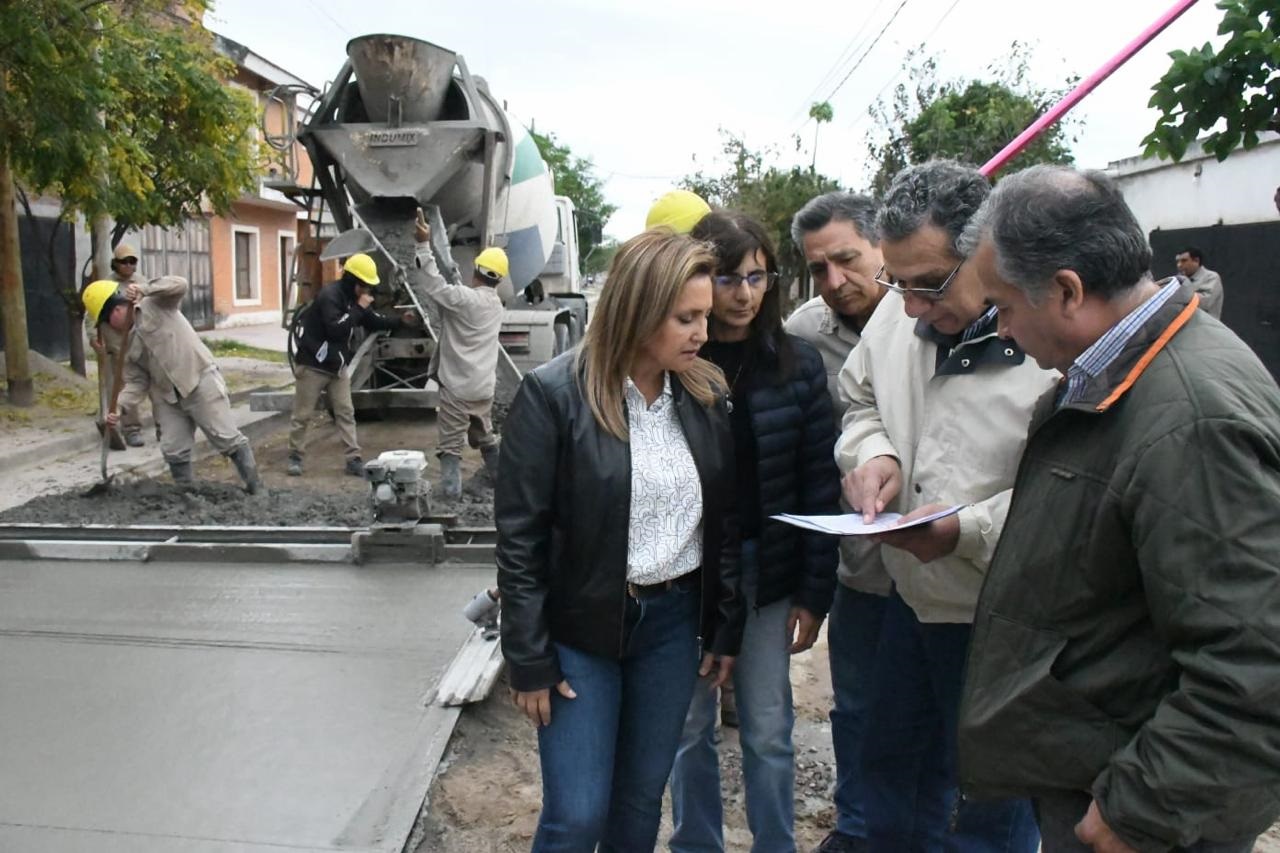 La Intendente Fuentes supervisó la obra de 14 cuadras de pavimento en el barrio Primera Junta