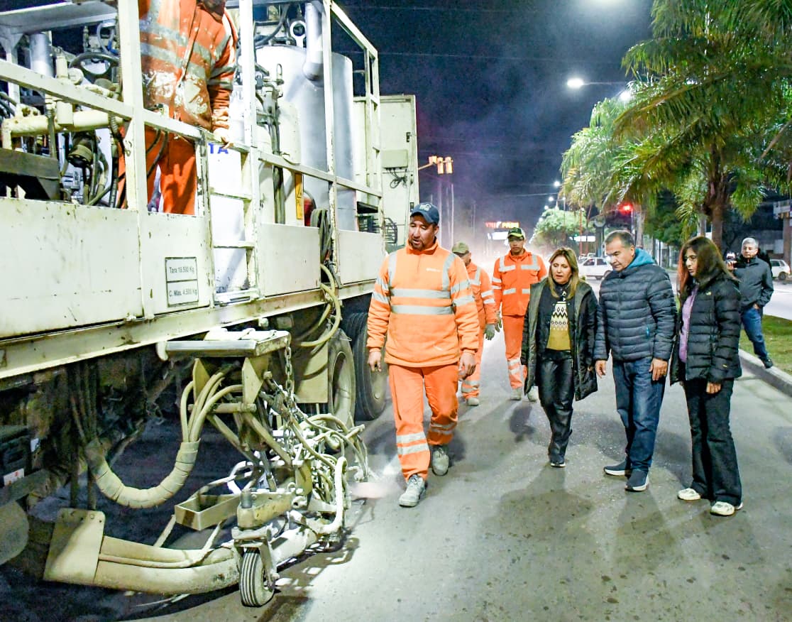 Realizan la demarcación de carriles en la Avenida Belgrano en horario nocturno
