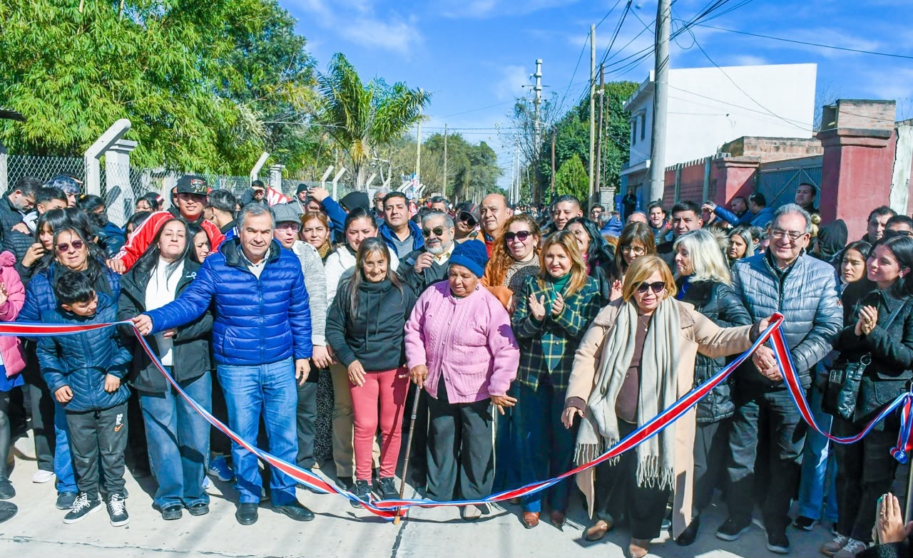 La Intendente Fuentes acompañada por vecinos inauguró la pavimentación de la calle Las Moras en el B° Los Flores