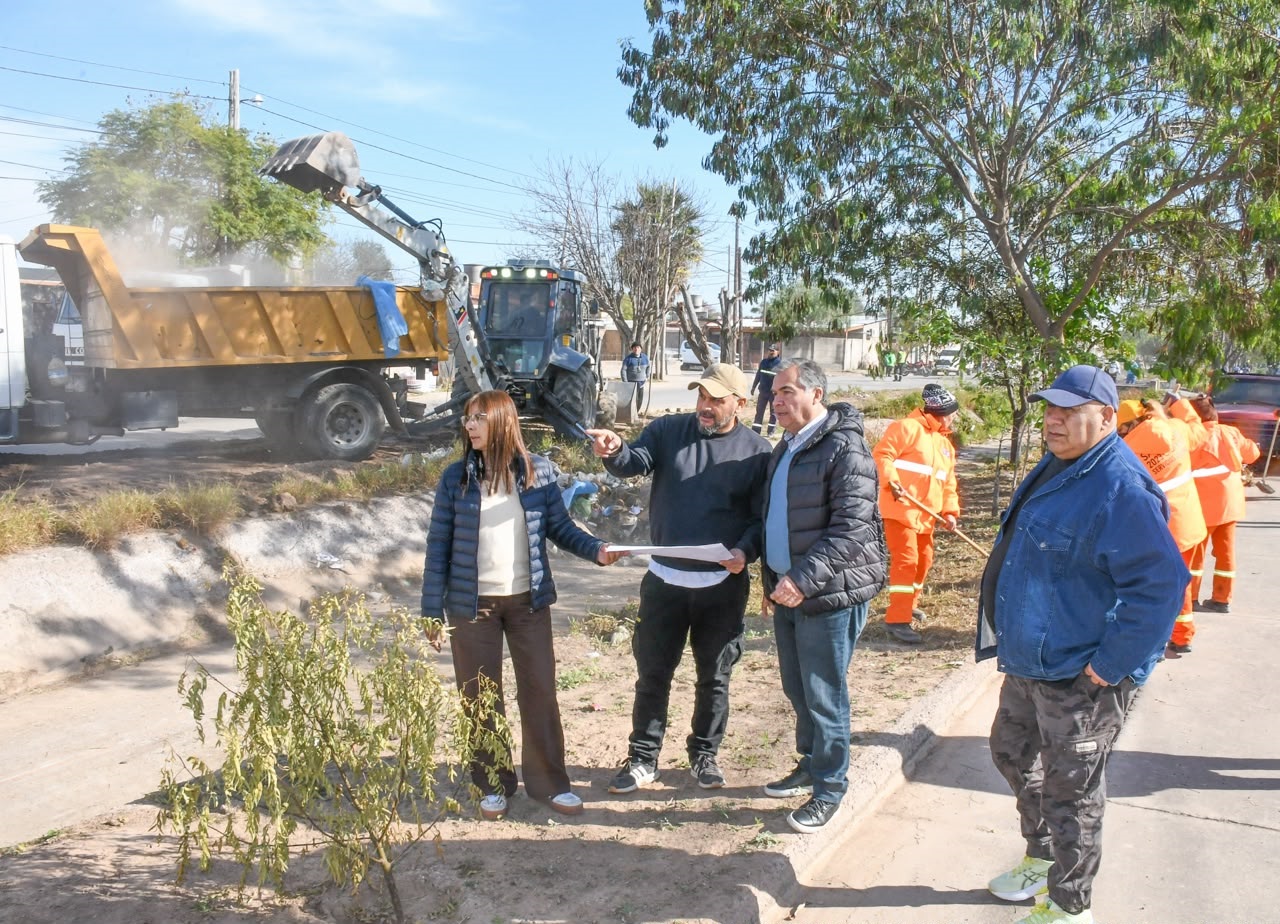 La Municipalidad de la Capital trabajó en el mantenimiento del desagüe de la Av. Ingeniero Contreras en el B° Siglo XX