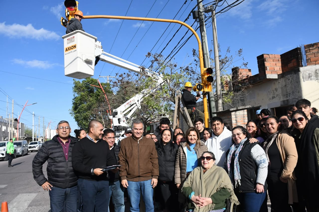 La Intendente Fuentes destacó que se alcanzaron a semaforizar 65 nuevas esquinas en la ciudad