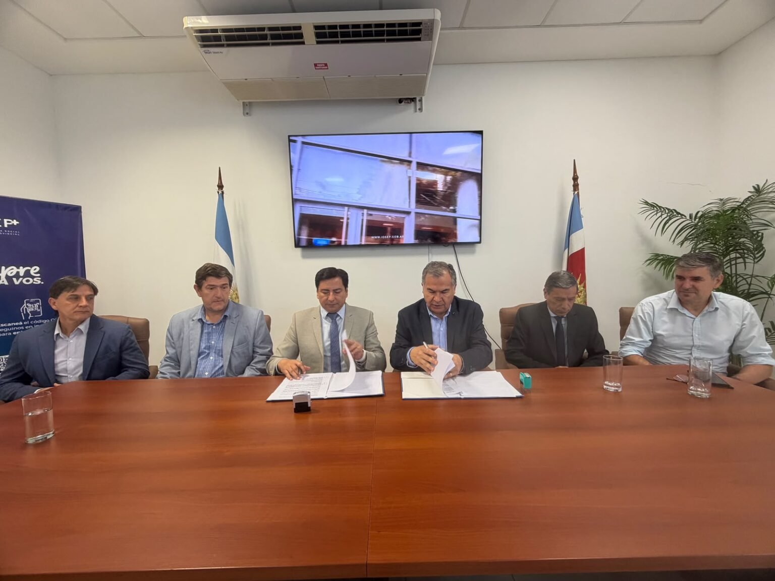 Firman convenio para que estudiantes del ITSE realicen pasantías de formación en el IOSEP