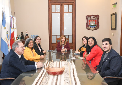 La Intendente Fuentes recibió en el salón de acuerdo a las representantes de Ni Una Menos